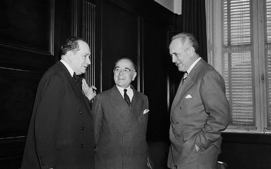 Sorridentes, Vargas e Oswaldo Aranha recebem Souza Dantas no Palácio do Catete no seu retorno ao Brasil em 1944. Na recepção não se falou mais do inquérito aberto em 1941, por determinação do presidente, em que o embaixador fora indiciado por conceder vistos diplomáticos ilegais a refugiados do nazismo e também por revalidá-los. Para salvar vidas, transgredira leis e instruções recebidas. O inquérito que o incriminava tornou-se constrangedor para o governo convertido à causa democrática na guerra. Foto Agência Nacional.